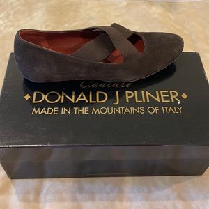 Expresso suede elastic cross cross ballet flats. Donald J Pliner 5B